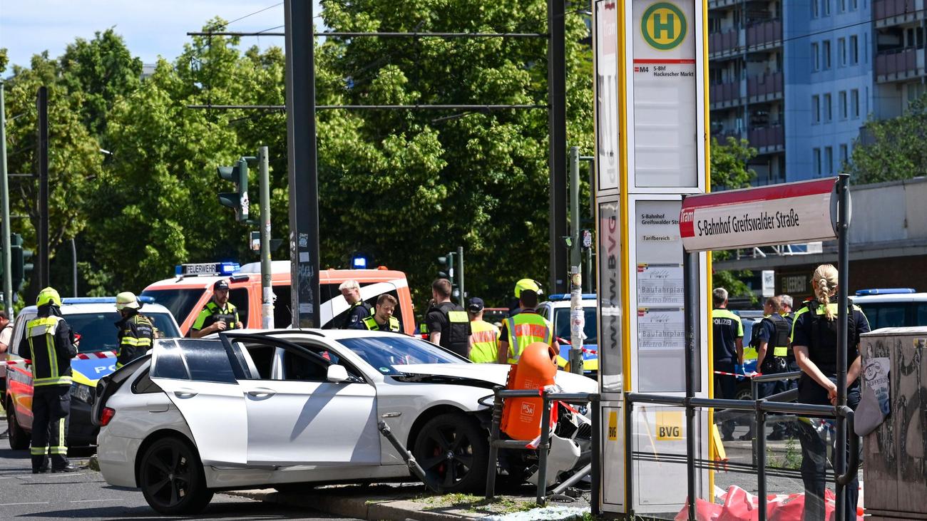 Verkehr: Autos schleudern auf Tram-Bahnsteig – ein Mensch stirbt