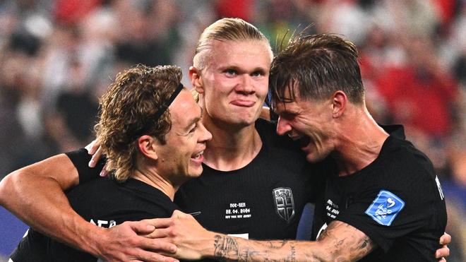 Fotografie: Erling Haaland (M) jubelt nach seinem Tor zum 3:1 mit Patrick Berg und David Möller Wolfe.