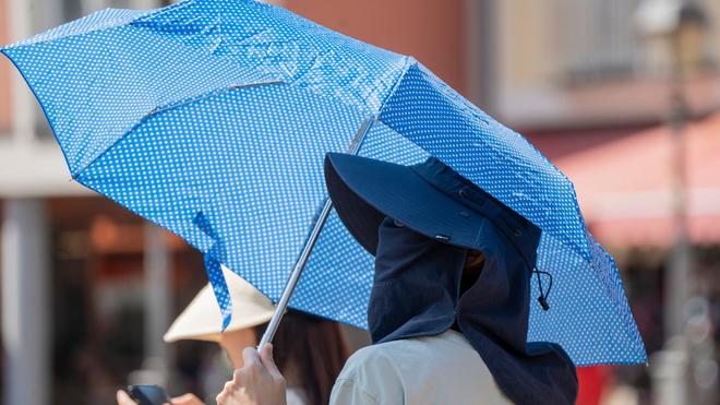 Wetter: Schutz vor Hitze und Sonne ist in den nächsten Tagen essenziell. (Symbolbild)