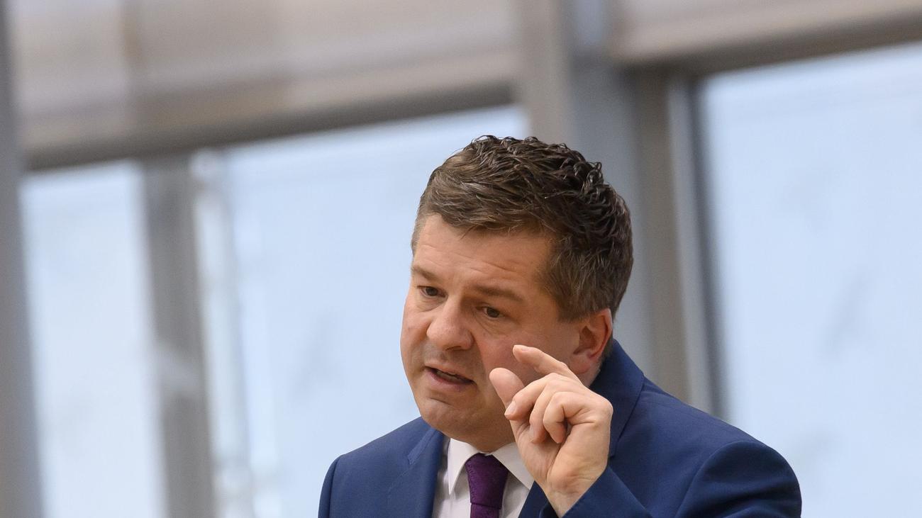 Landtagssitzung: CDU und AfD streiten über Bildung und Frauenbild im Landtag