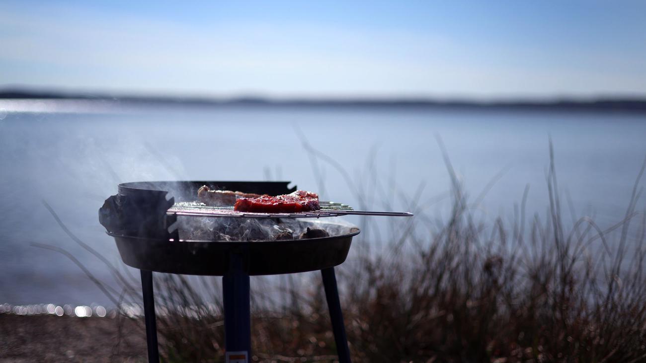 Junge erleidet Verbrennungen: Stichflamme vom Grill – Junge springt brennend in Kanal