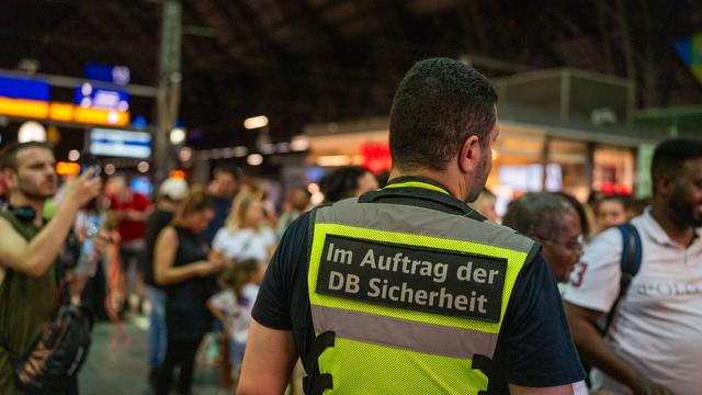 Nach Störung: Frankfurter Hauptbahnhof: Lange Schlangen am Info-Schalter