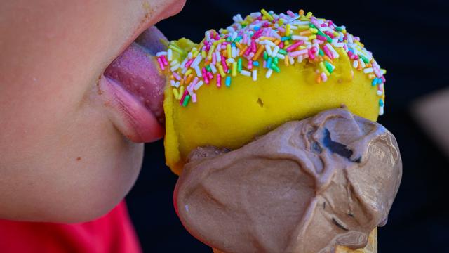 Abkühlung mit Speiseeis: Hitze treibt Menschen in die Eisdielen - Klassiker beliebt