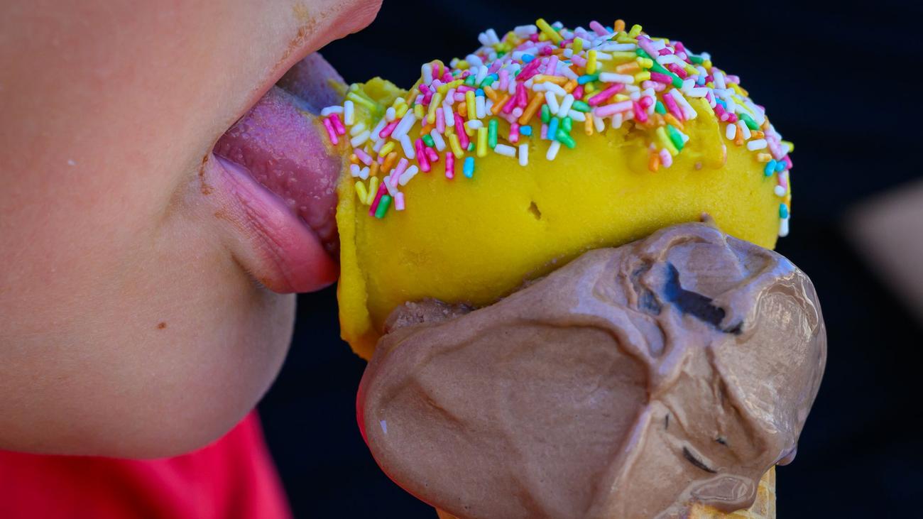 Abkühlung mit Speiseeis: Hitze treibt Menschen in die Eisdielen - Klassiker beliebt