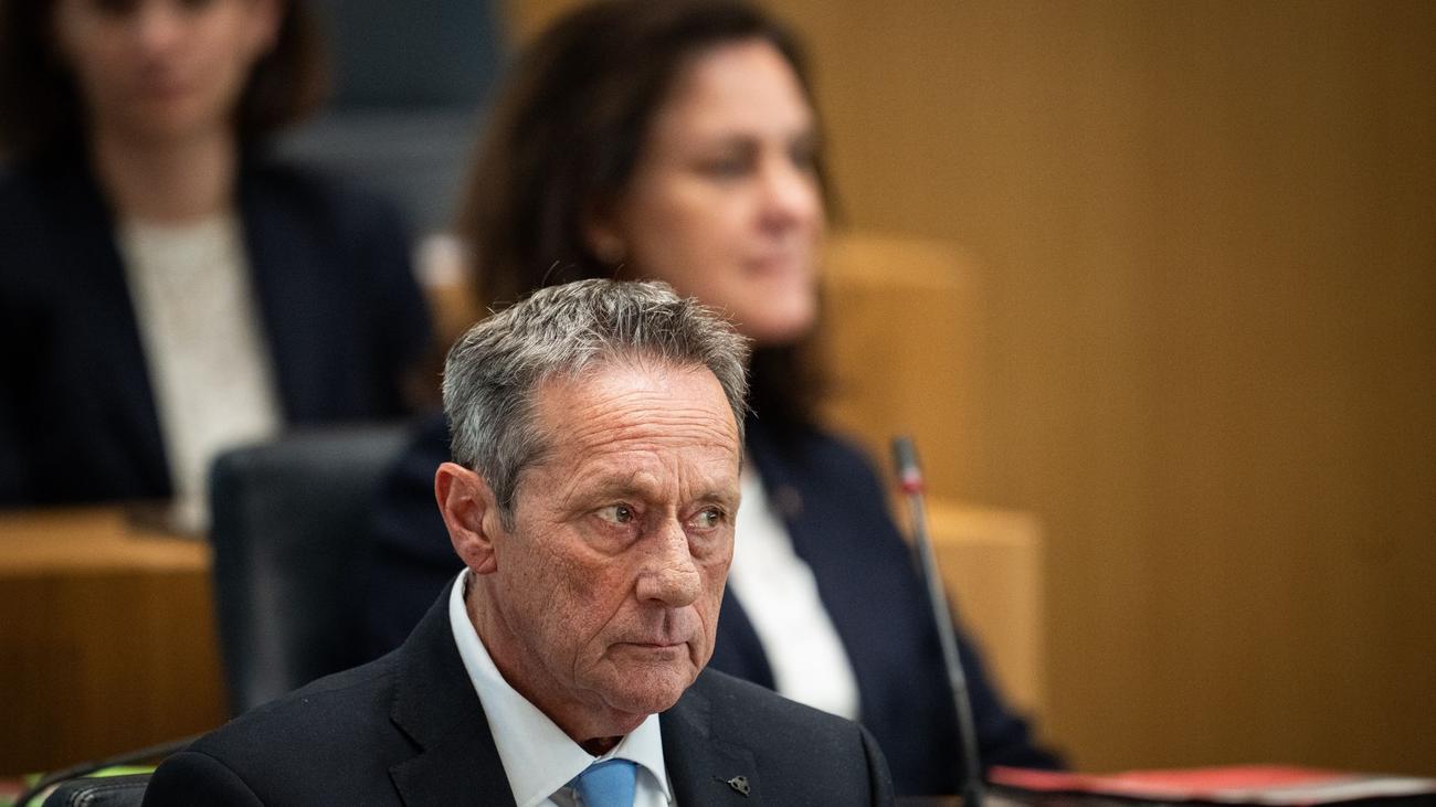 Extremismus: Innenminister legt Verfassungsschutzbericht vor