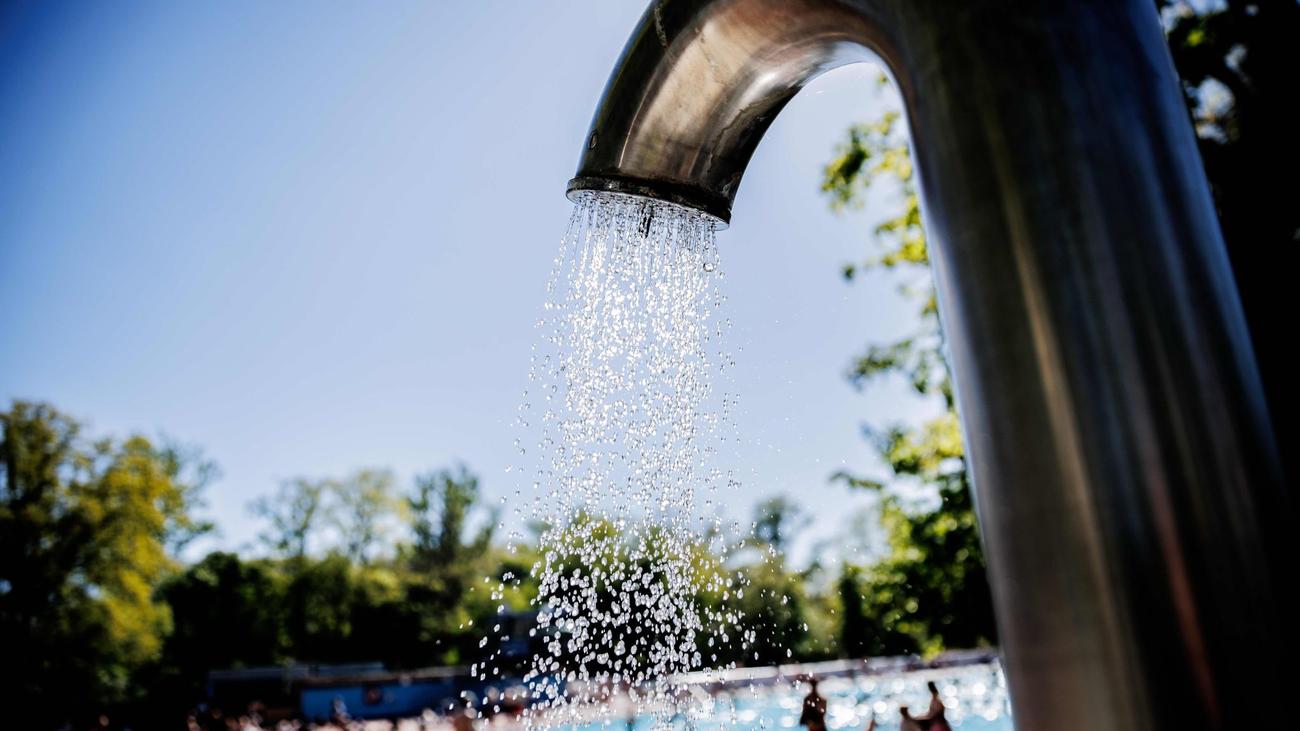 Freibad: Mann belästigt Mädchen im Frankfurter Schwimmbad