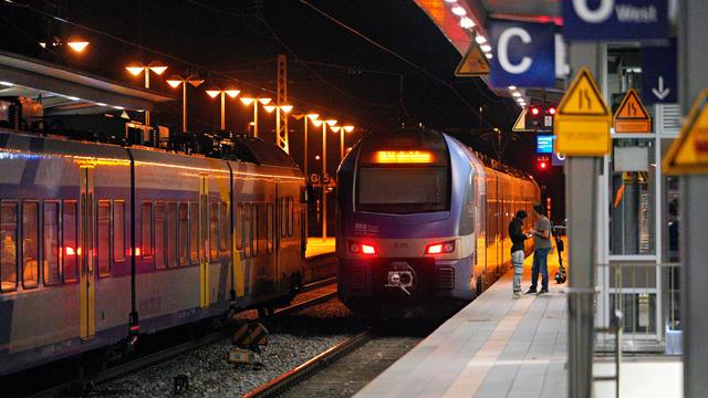 Bahnverkehr: Nach Störung bei der Bahn - Probleme teils bis zum Morgen