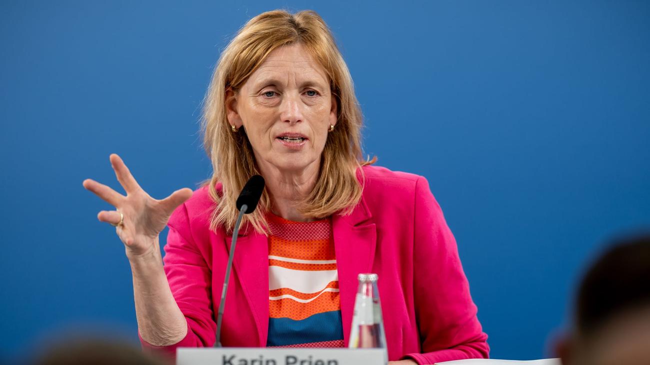 Kinder und Jugendliche: Social Media: Prien für 13 als gesetzliche Altersgrenze