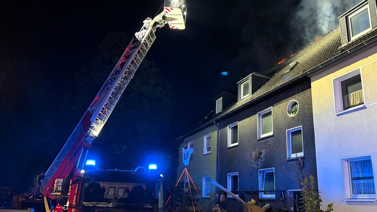 Mordkommission: Wohnhausbrand und Explosion: Ermittlungen gegen Hausbewohner