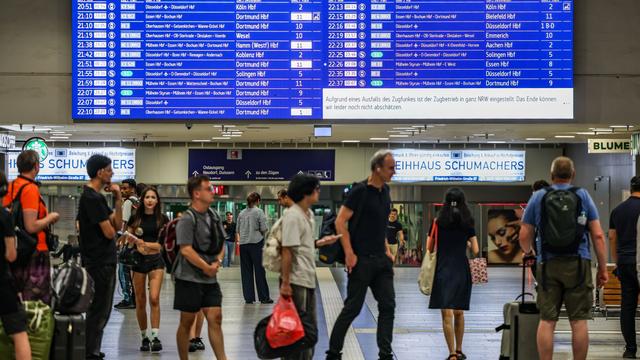 Deutsche Bahn halts all trains nationwide due to radio system failure