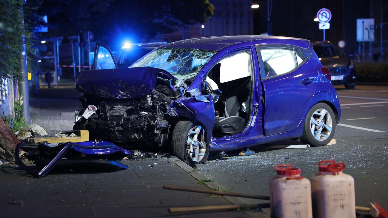 Tödlicher Unfall: Auto prallt gegen Mauer – Zwei Tote in Wuppertal