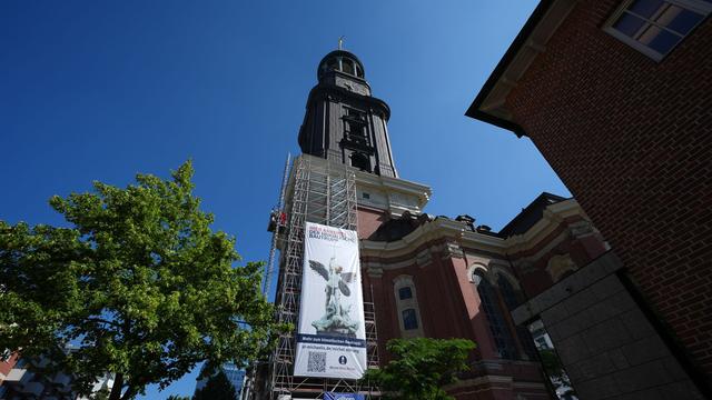 Hamburger Wahrzeichen: «Himmlischer Bautrupp» saniert den Michel-Turm