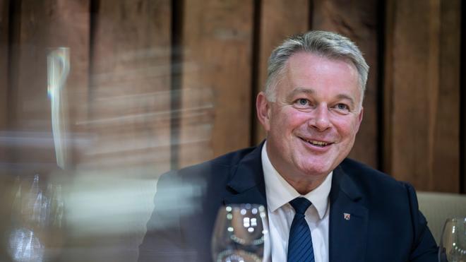Ministerpräsident und Hitze: «Es gehört für mich dazu, dass ein Ministerpräsident im Anzug kommt», sagt Gordon Schnieder.