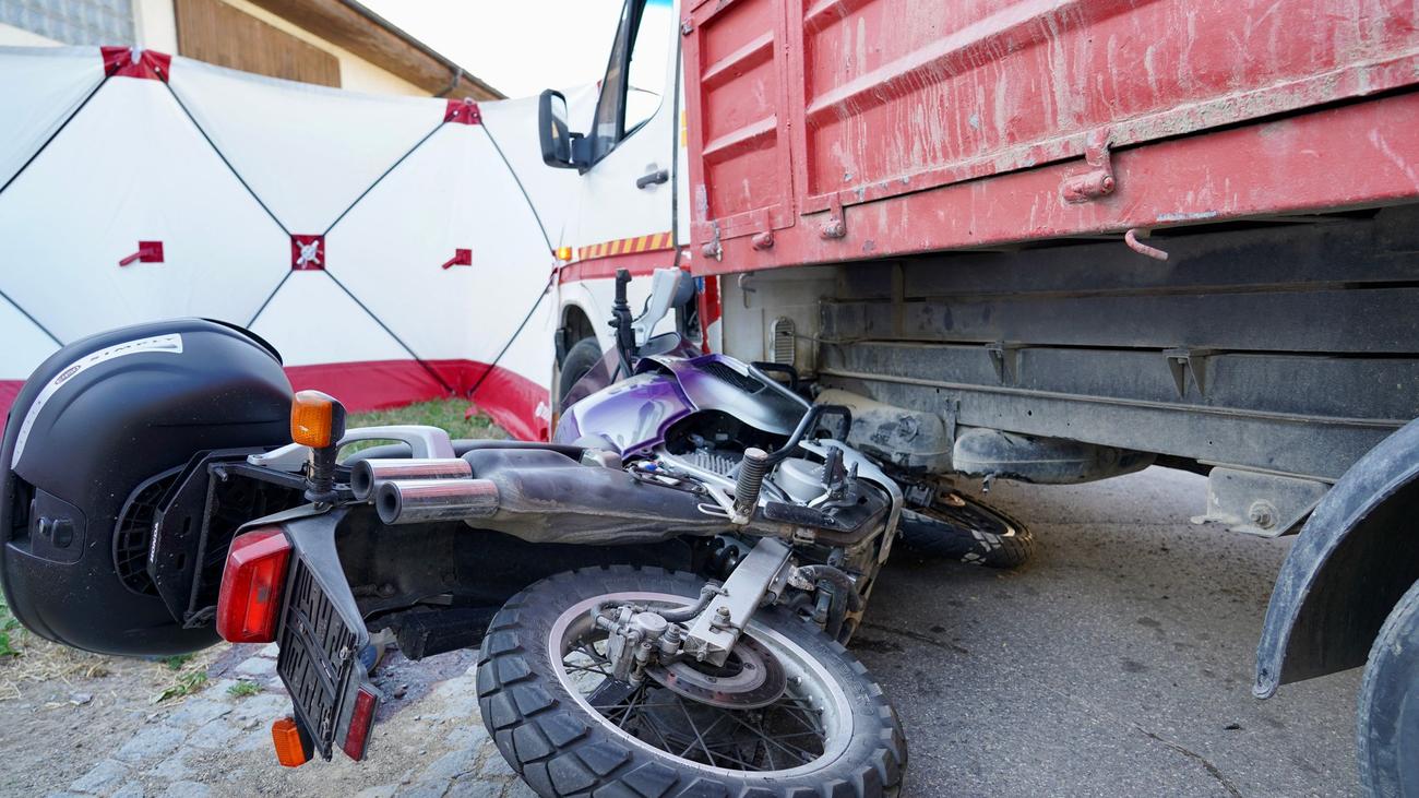 Unfall auf Kreisstraße: Motorradfahrer nach Kollision mit Auto gestorben