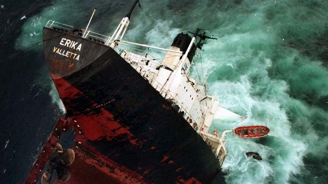 Vor Frankreichs Küste: Nach Havarie der «Erika» 1999 - Marine stopft Risse am Wrack