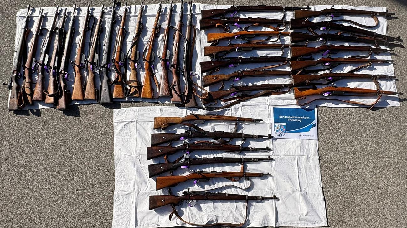 Erforderliche Dokumente fehlen: Polizei stellt 34 Langwaffen in Reisebus sicher