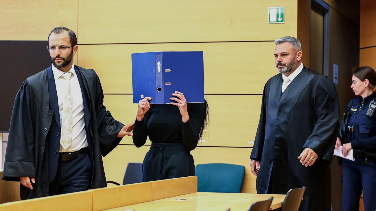 Rotlichtmilieu: Prostituierte erpresst Priester mit Nacktfotos - Haftstrafe
