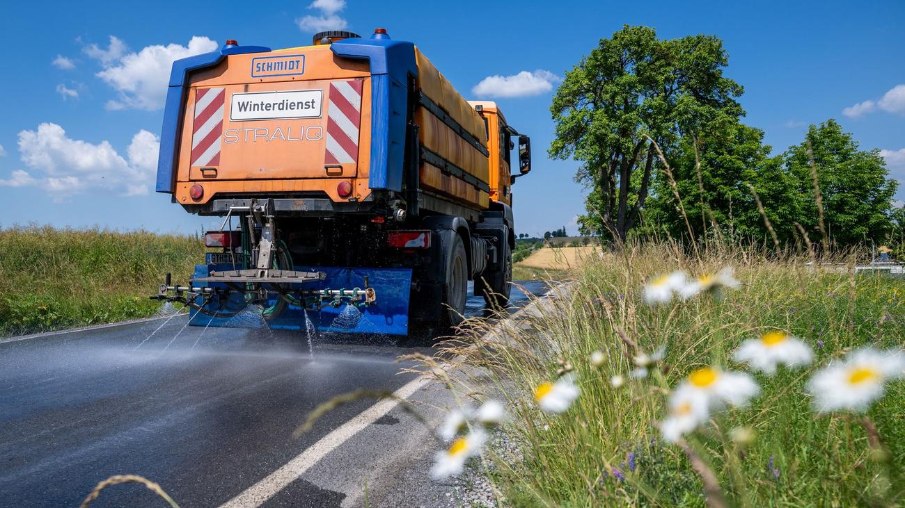 Hitzewelle: Winterdienst im Sommer? Fahrzeug kühlt Asphalt mit Wasser