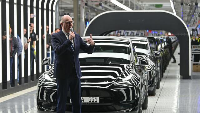 Elektroautos: Woidke sieht Tesla als Erfolgsgarant in Brandenburg