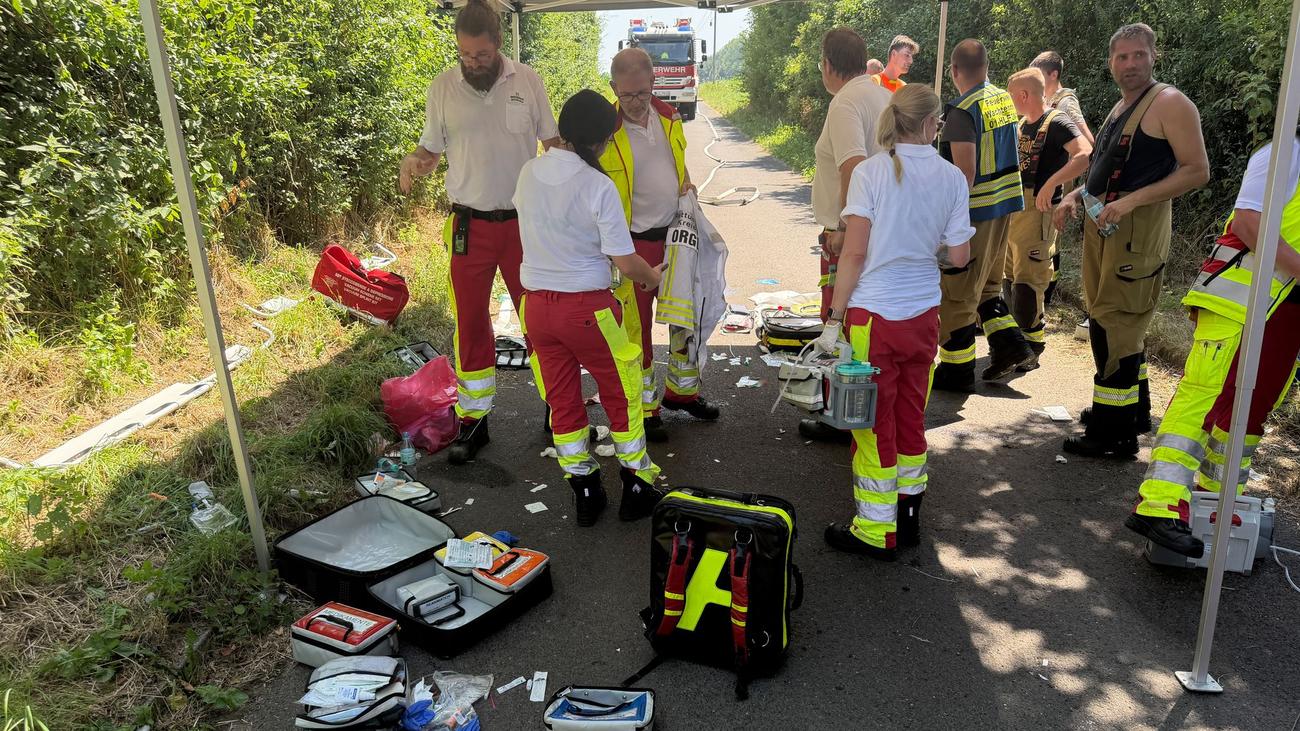 Schwerer Unfall: Zwei E-Scooter-Fahrer bei Unfall lebensgefährlich verletzt