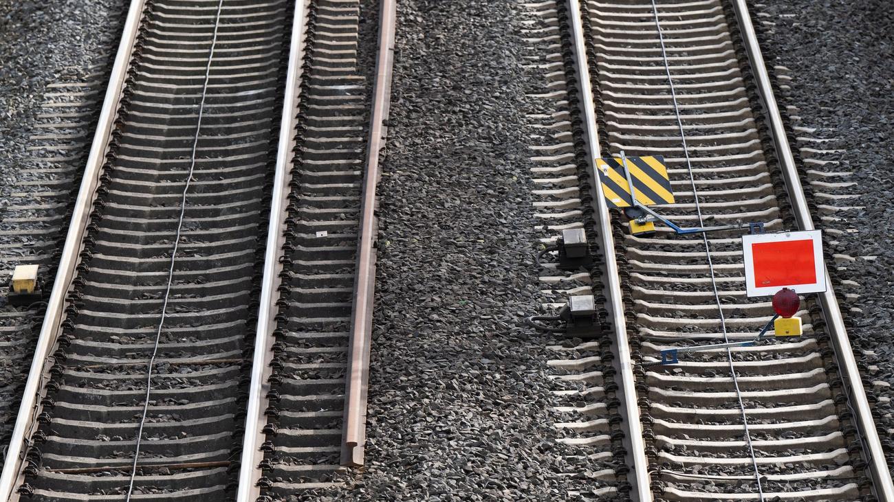 Verkehr: Bahnstrecke bleibt gesperrt - wie kommt man ans Ziel?