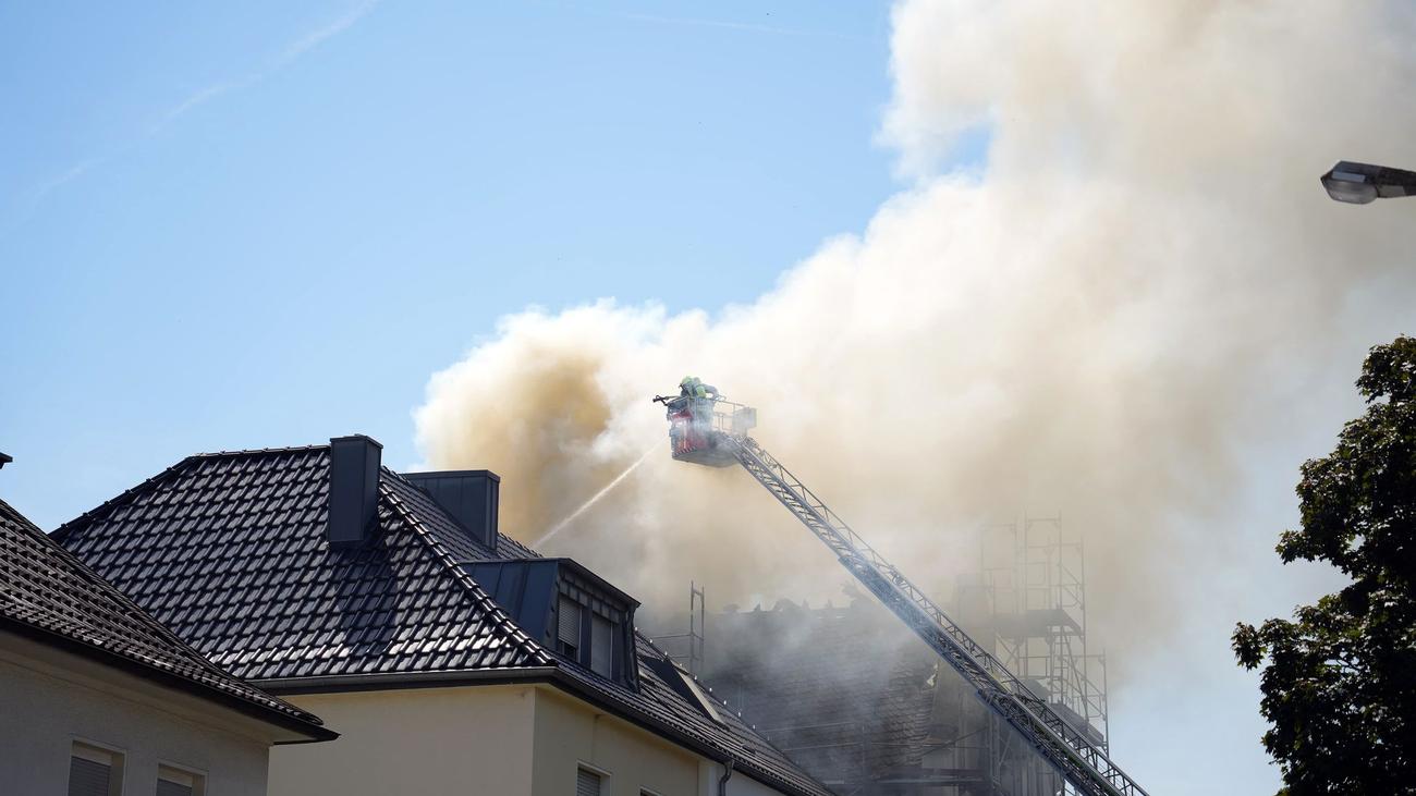 Brände: Dachstuhlbrand in Mönchengladbach - Haus unbewohnbar