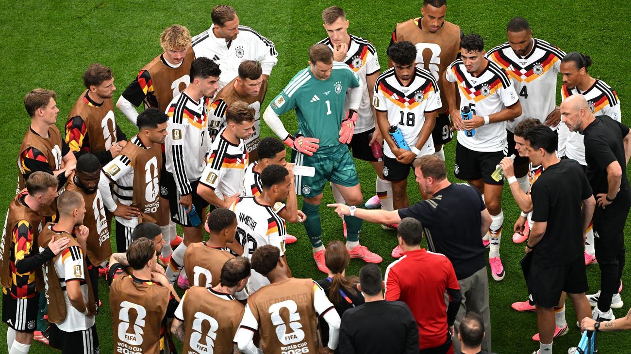 Fußball-Weltmeisterschaft: Erholen, besprechen, werben: Debatte um feste WM-Trinkpausen