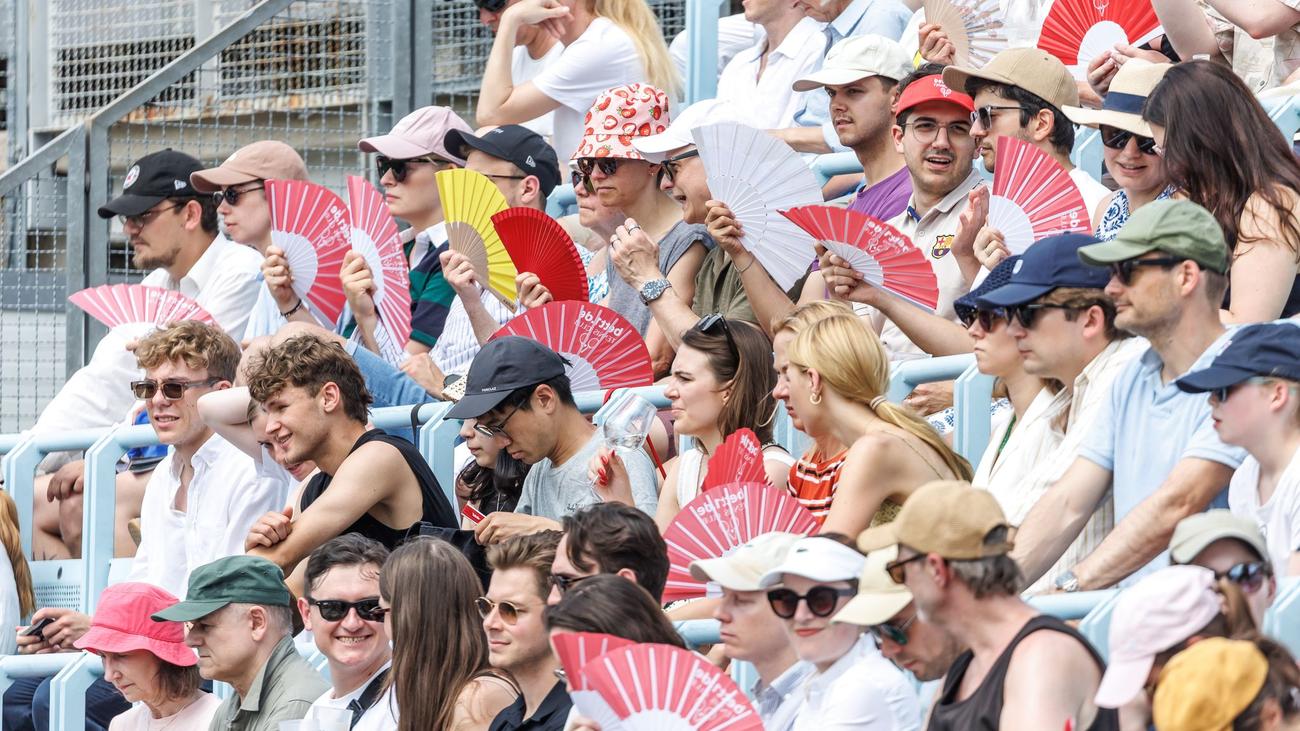 Hitze-Sommer: Faltbare Fächer feiern Sommer-Comeback