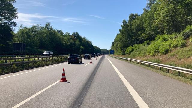 Autobahn A7: Hitzeschaden auf A7 - Fahrspur bis Montag gesperrt