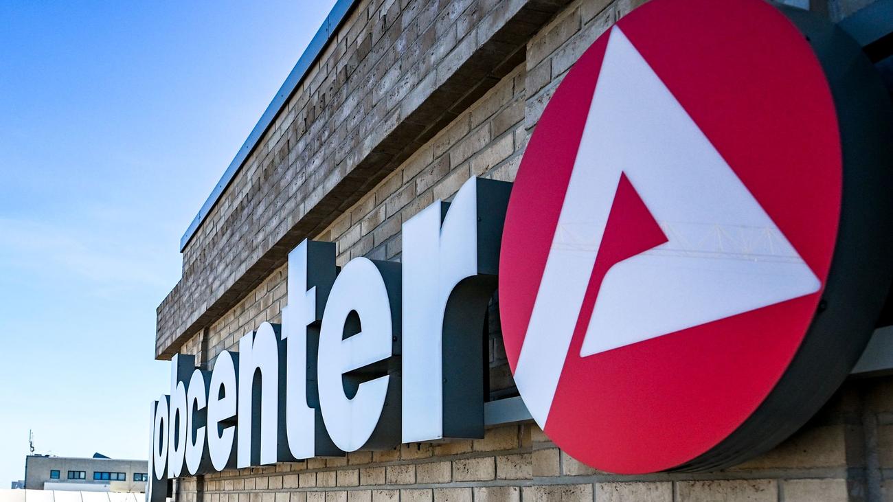 Arbeitsmarkt: Ifo: Unternehmen bauen vermehrt Stellen ab