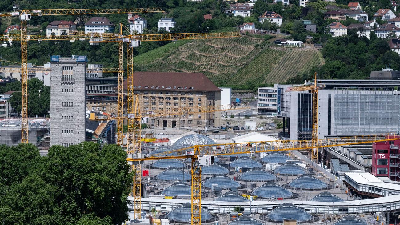 Zahlen und Fakten: Immer später und immer teurer: Die Historie von Stuttgart 21