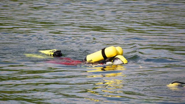 Feuerwehr-Einsatz: Jugendlicher fällt von Boot – Badesee für Suche gesperrt