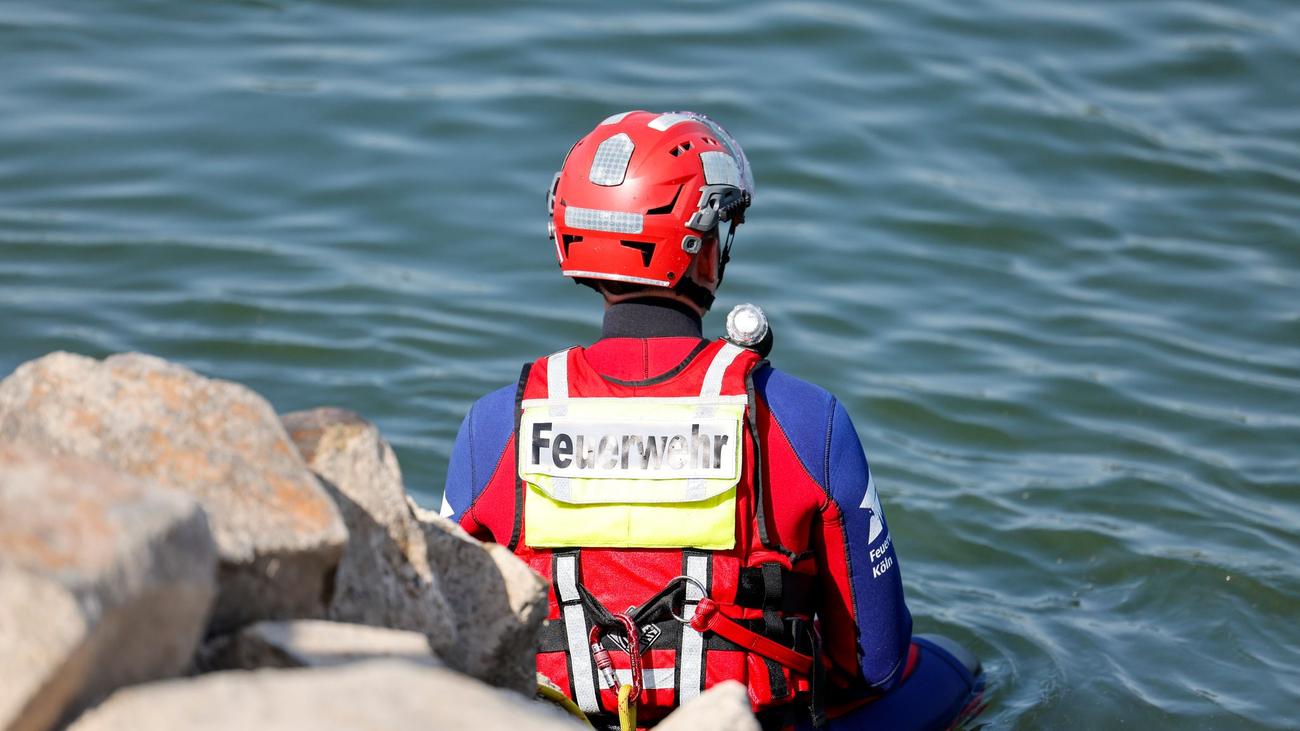 Feuerwehr-Einsatz: Jugendlicher fällt von Boot – Badesee für Suche gesperrt