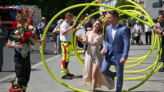Couples marry on palindrome date despite summer heat