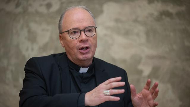 Vorwurf einer Straftat: Trierer Bischof beurlaubt Priester wegen Ermittlungen