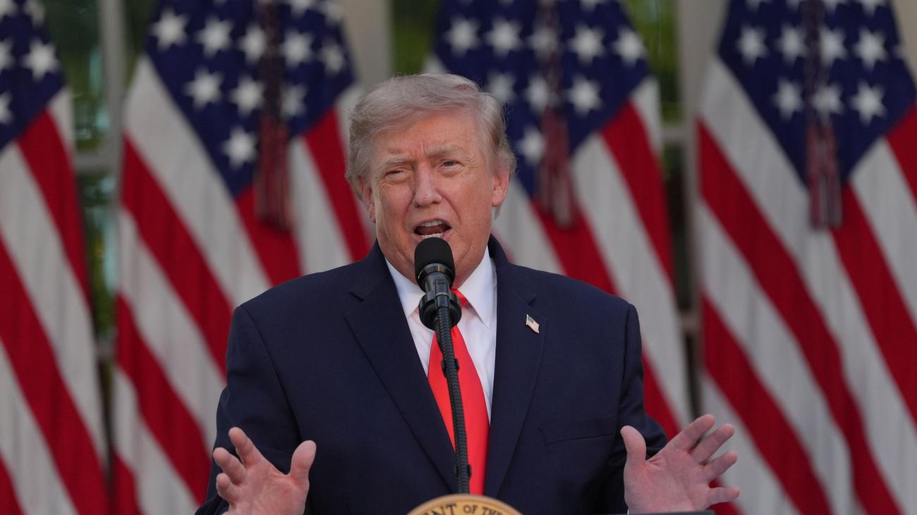 Angriff auf Frachtschiff: Trump zu Hormus-Attacke: Iran hat Waffenruhe gebrochen