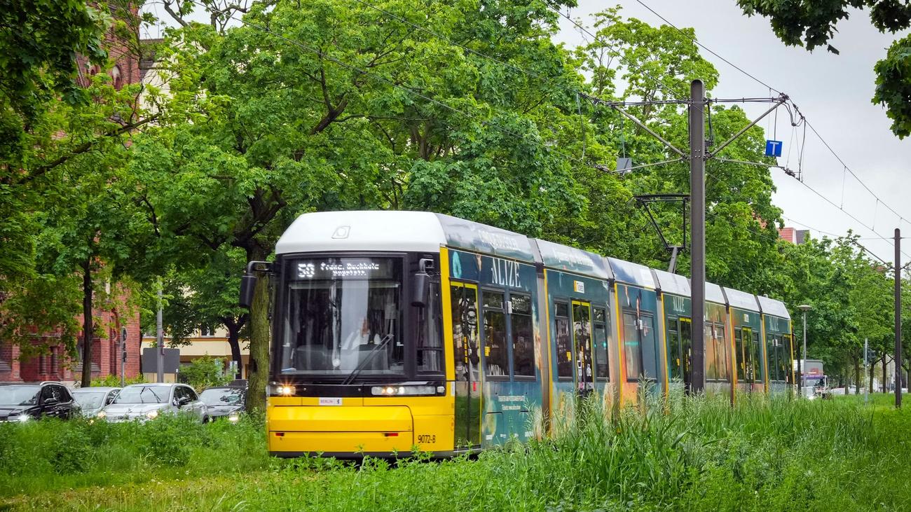 Öffentlicher Nahverkehr: Wasserträger für Fahrer - BVG bereitet sich auf Hitze vor
