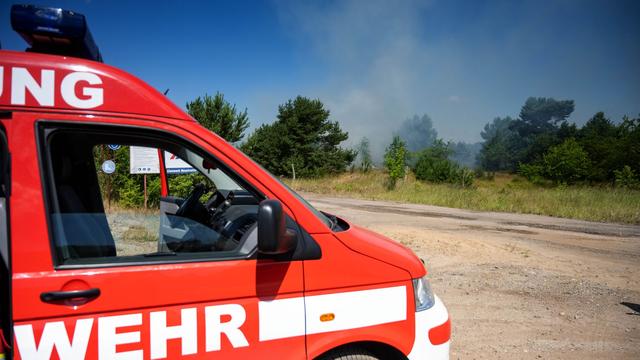 Mecklenburg-Vorpommern: Wind drückt Feuer bei Neustrelitz Richtung Bahnstrecke