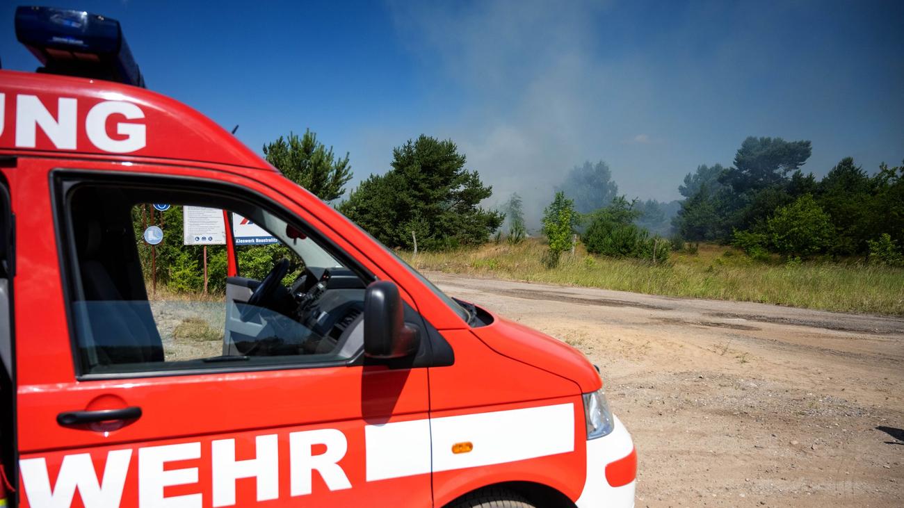 Mecklenburg-Vorpommern: Wind drückt Feuer bei Neustrelitz Richtung Bahnstrecke