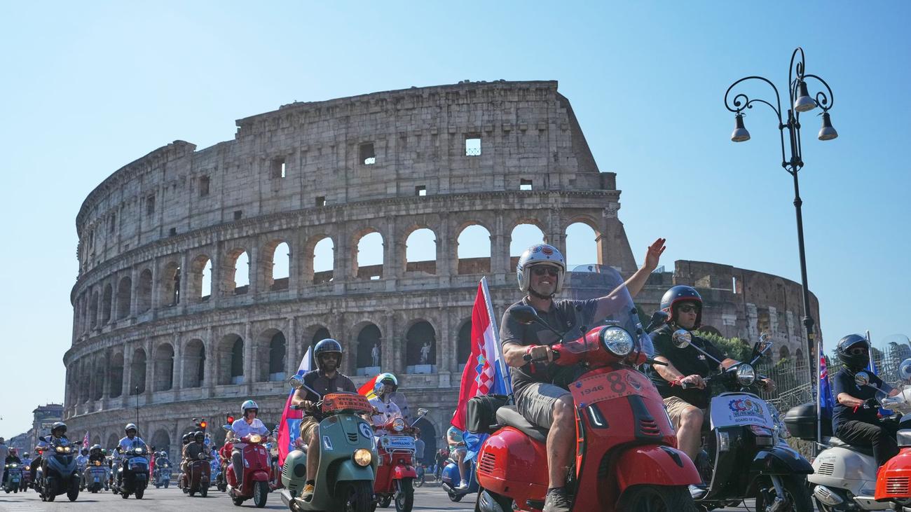 Am Kolosseum vorbei: 80 Jahre Vespa: Rom feiert Kultroller mit Parade