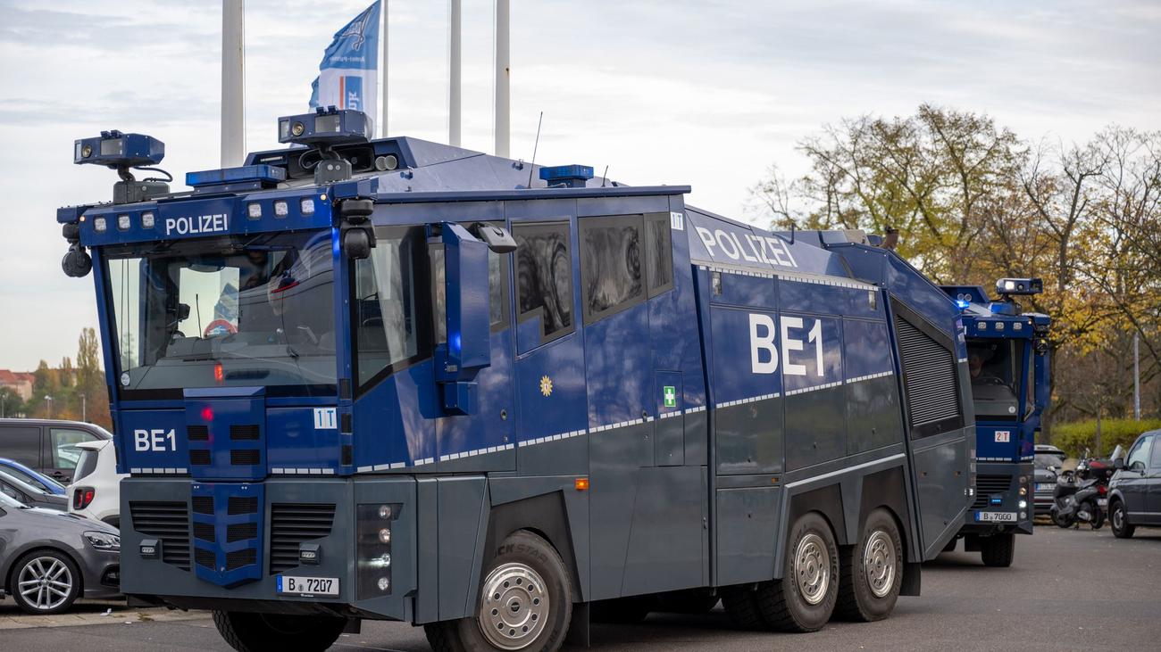Hitze in der Hauptstadt: Berliner Polizei setzt Wasserwerfer ein - zur Abkühlung