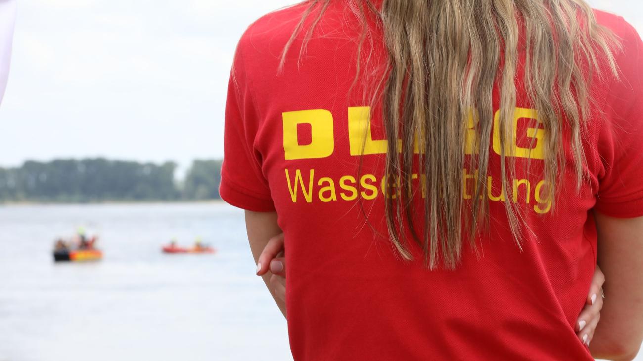 Südlich von Augsburg: Blaualgen in See entdeckt - Was die DLRG den Menschen rät