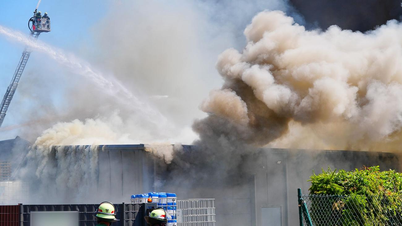 Brände: Brand in Reutlinger Industriegebiet - Einsatz läuft