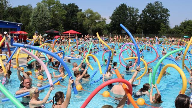 Poolnudel-Rekord: Bremen knackt Poolnudel-Rekord mit 434 Teilnehmern