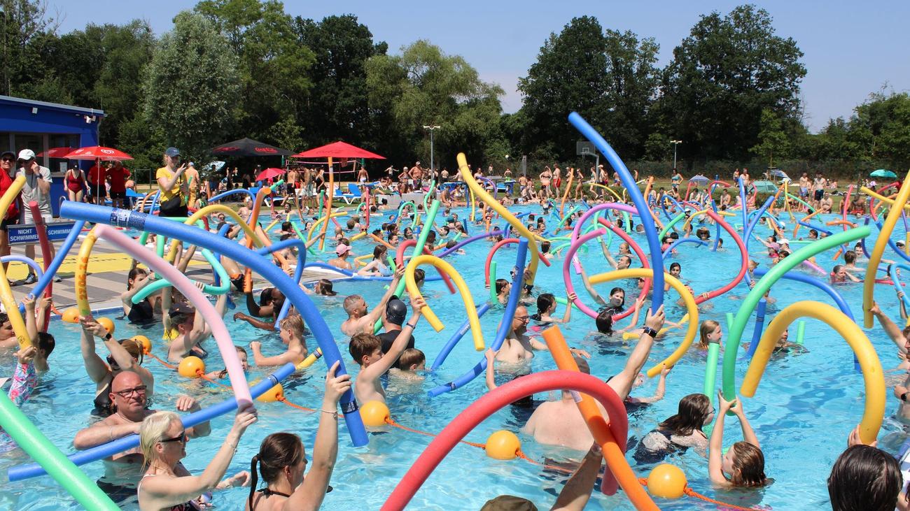 Poolnudel-Rekord: Bremen knackt Poolnudel-Rekord mit 434 Teilnehmern