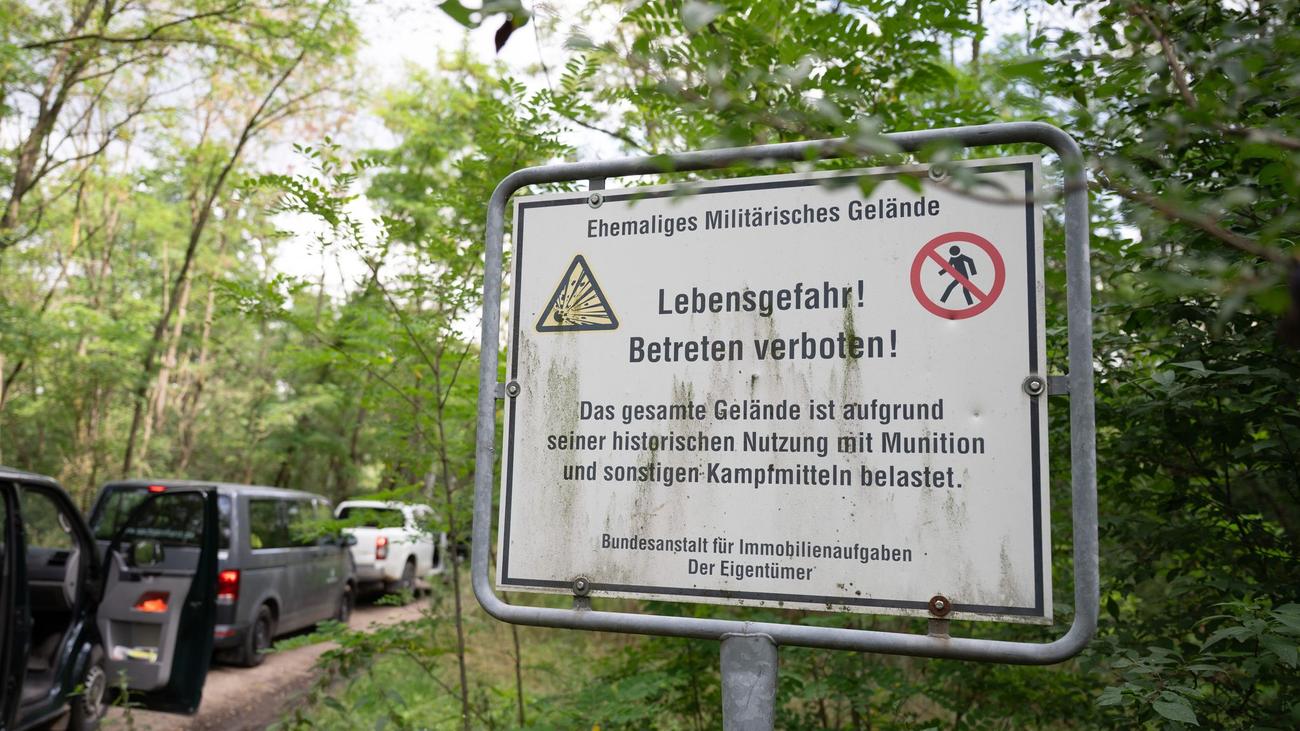 Waldbrand: Feuerwehr: Waldbrand über Nacht unter Kontrolle bringen