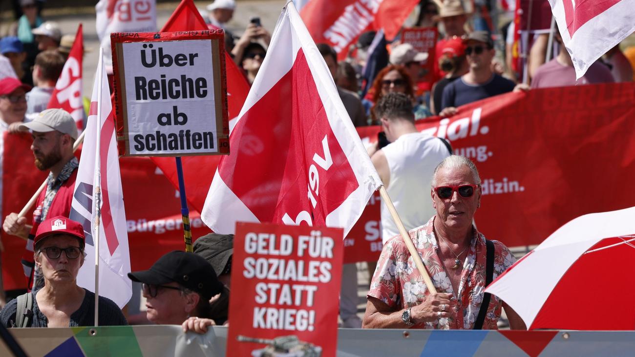 Demo trotz Hitze: Hunderte Menschen demonstrieren gegen Sozialstaatsreformen