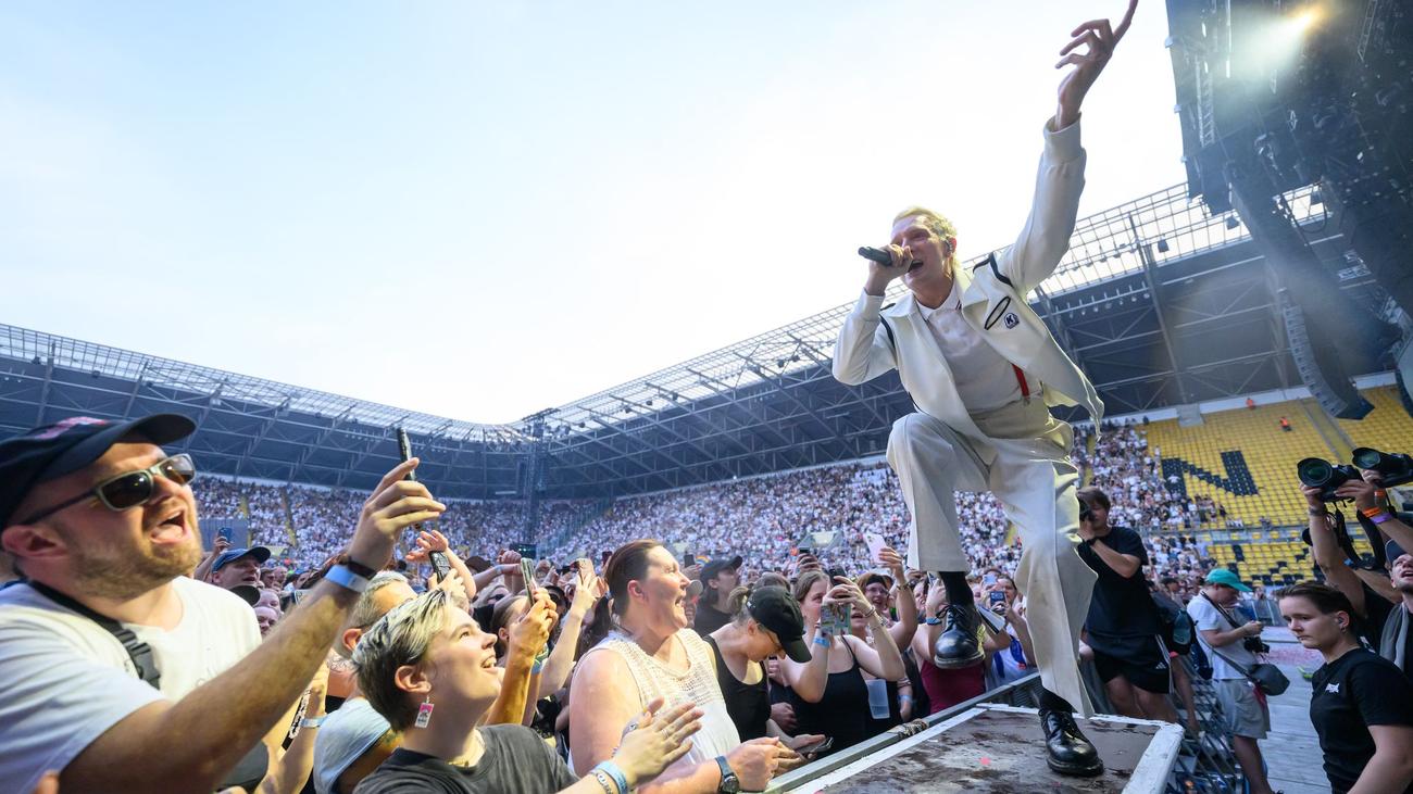 Konzerte: Kraftklub feiert Stadionpremiere bei großer Sommerhitze