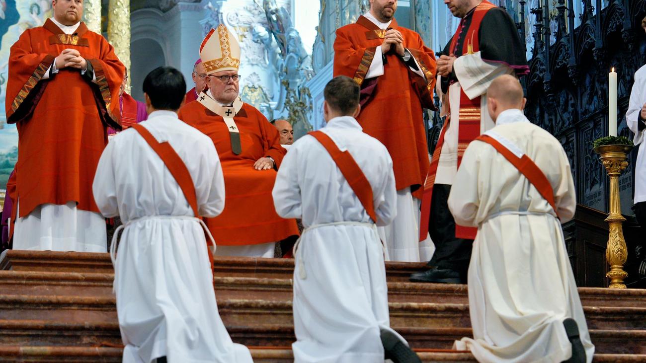Katholische Kirche: Männer werden Priester - Weihe in Freising