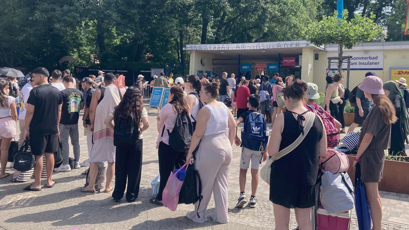 Hitze: Schon am Vormittag lange Schlangen vor Berliner Freibädern